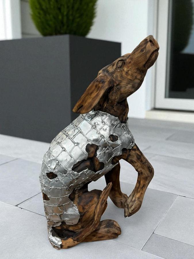 Skulptur Holzfigur Hund mit Aluminium
