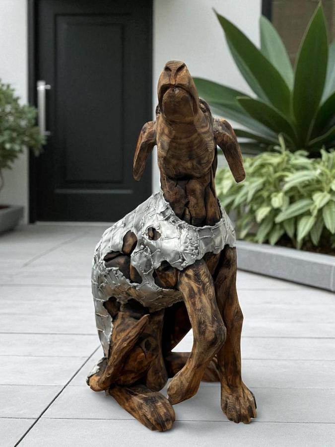 Skulptur Holzfigur Hund mit Aluminium