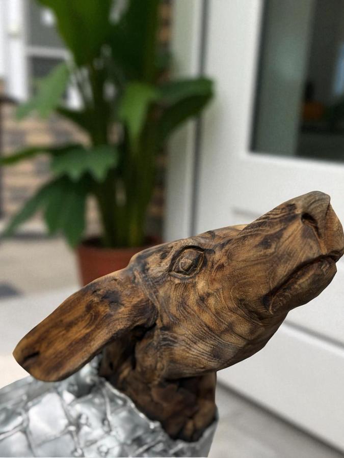 Skulptur Holzfigur Hund mit Aluminium