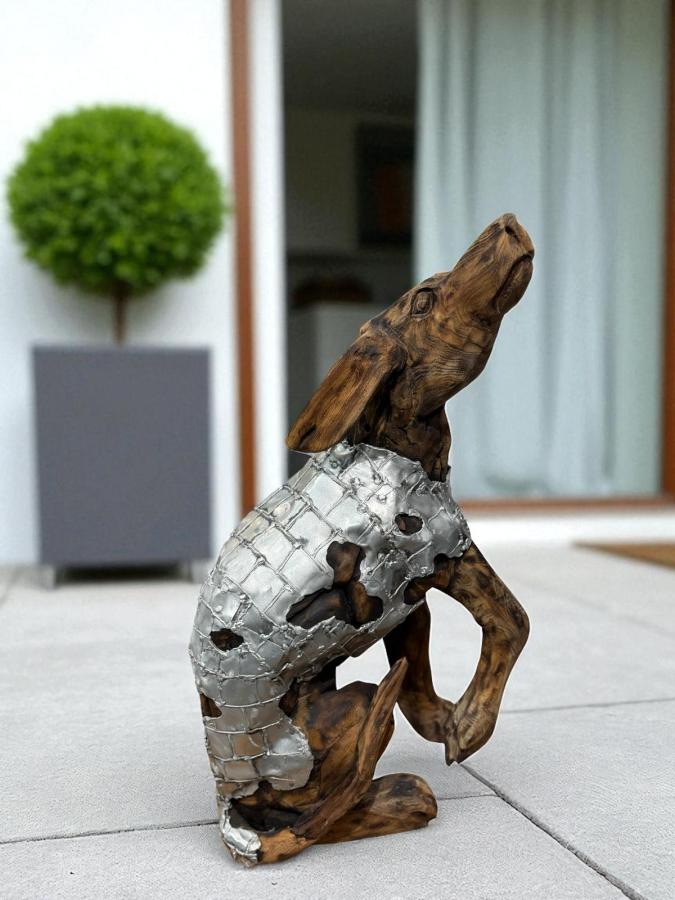 Skulptur Holzfigur Hund mit Aluminium