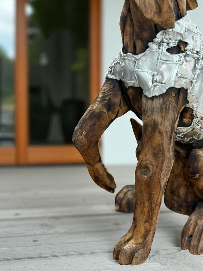 Skulptur Holzfigur Hund mit Aluminium