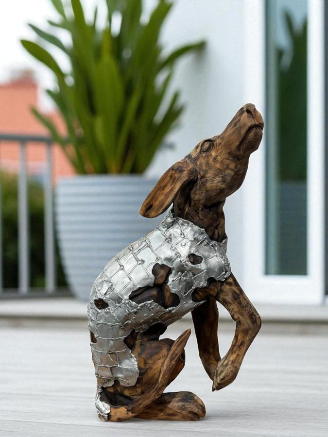 Skulptur Holzfigur Hund mit Aluminium