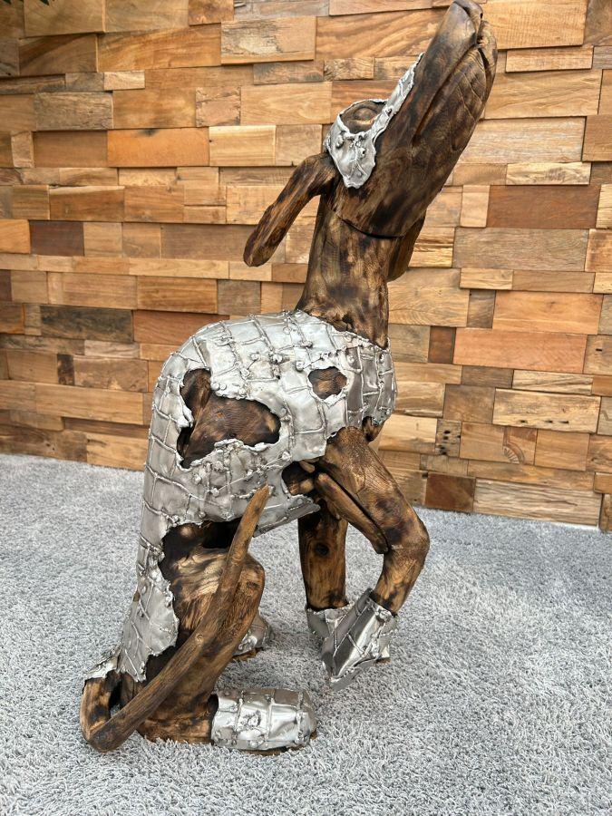 DER TISCHONKEL :: Skulptur Sitzender Hund aus Altholz mit Aluminium