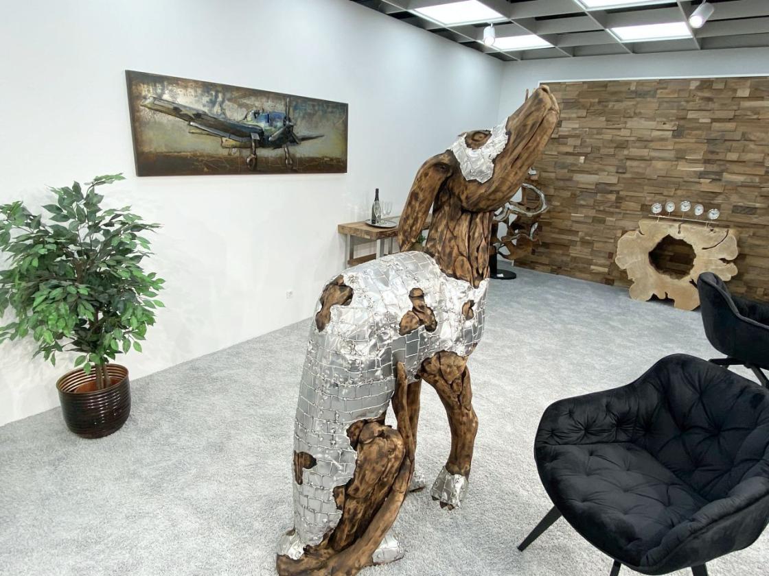 der tischonkel :: skulptur "sitzender hund" aus altholz mit aluminium