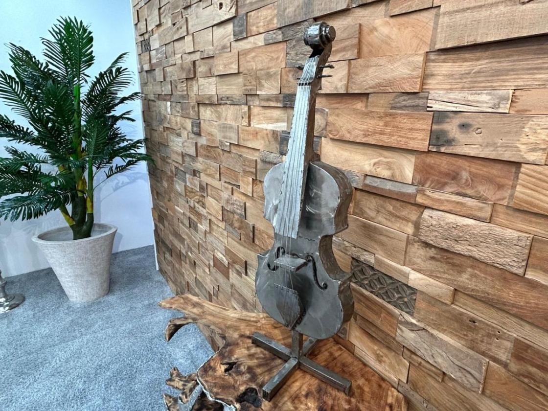 Skulptur Violine aus recyceltem Metall