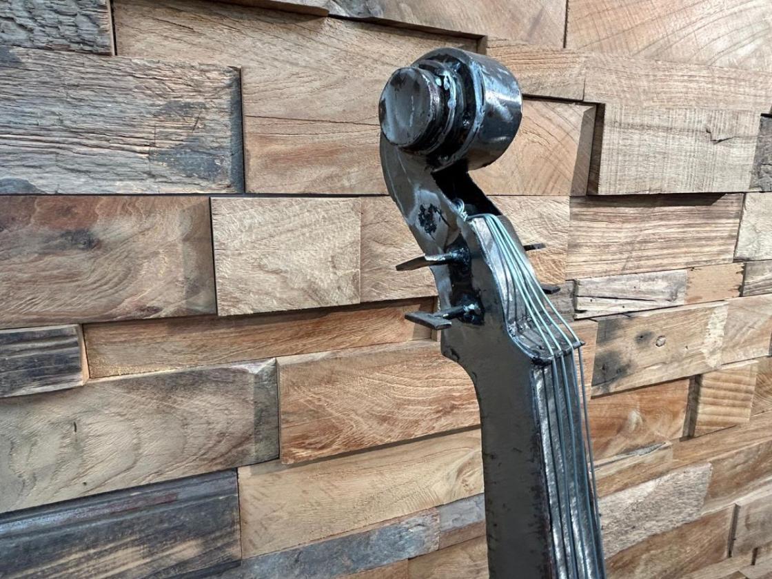 Skulptur Violine aus recyceltem Metall
