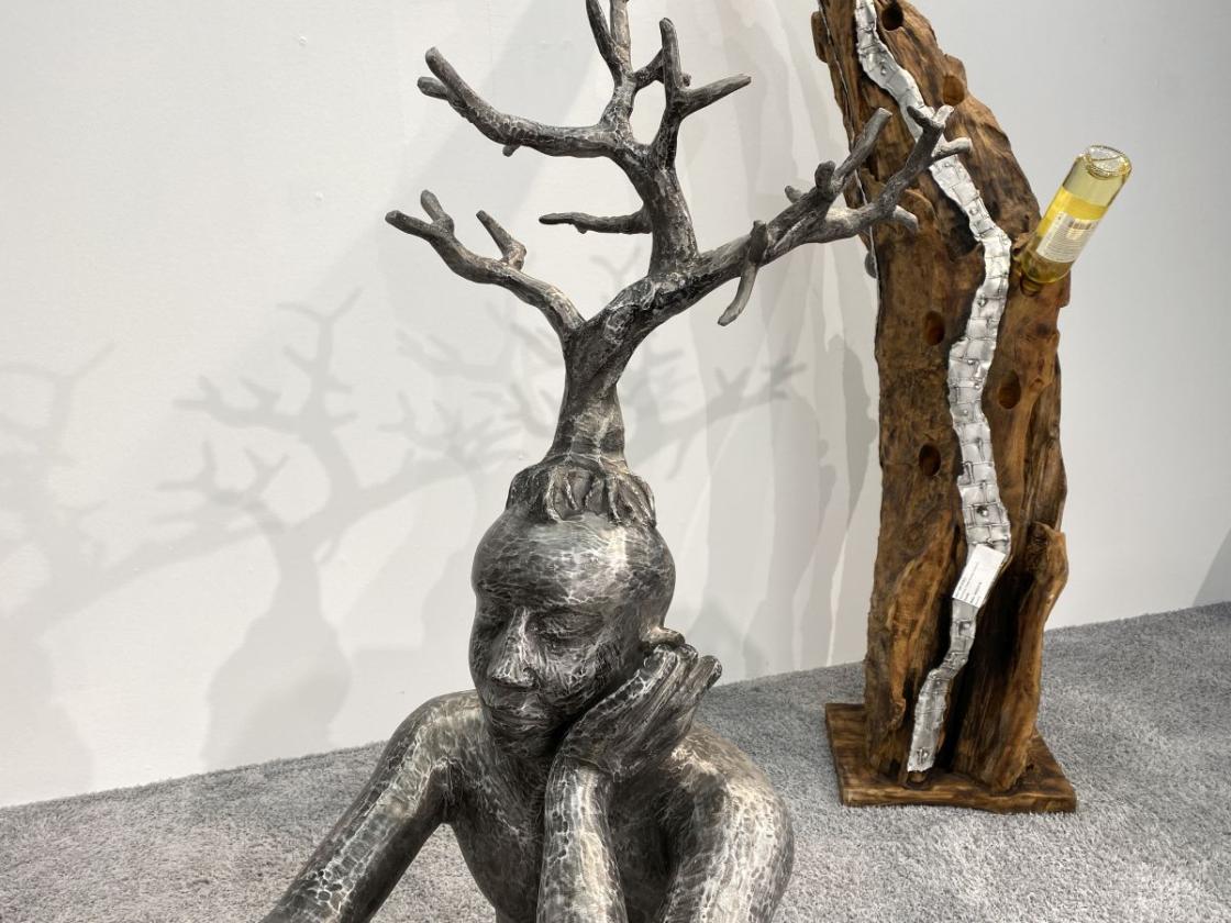 Skulptur aus Aluminium Mann mit Baum