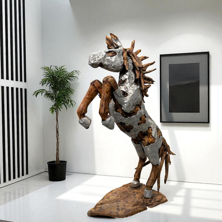 Skulptur steigenes Pferd aus Holz Lobby Hotel Eingangsbereich Dekoration