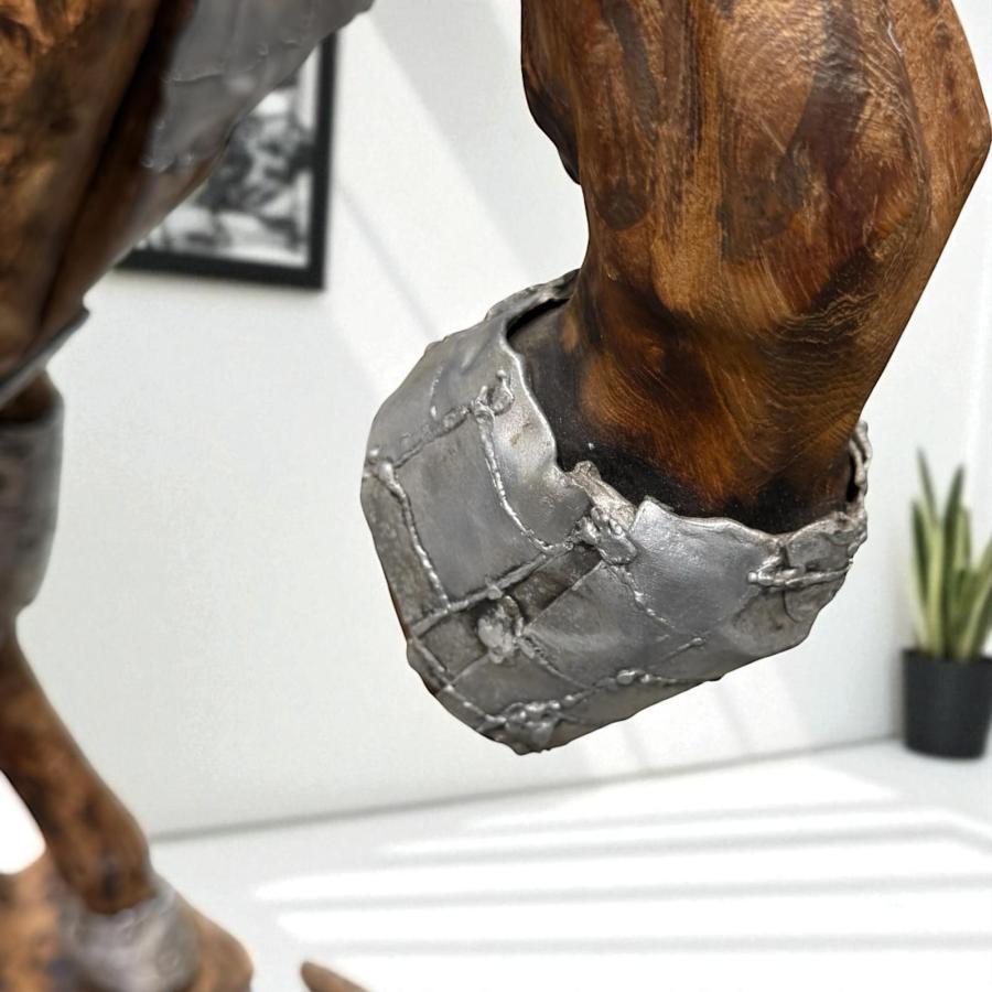 Skulptur steigenes Pferd aus Holz Lobby Hotel Eingangsbereich Dekoration