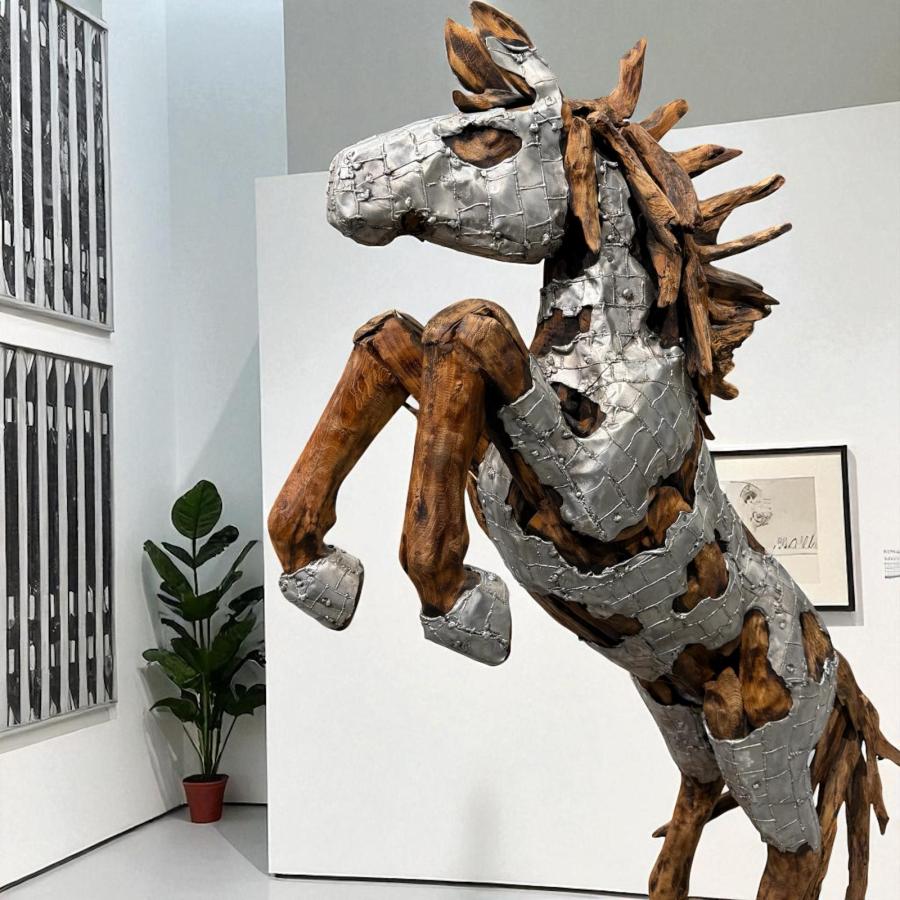 Skulptur steigenes Pferd aus Holz Lobby Hotel Eingangsbereich Dekoration