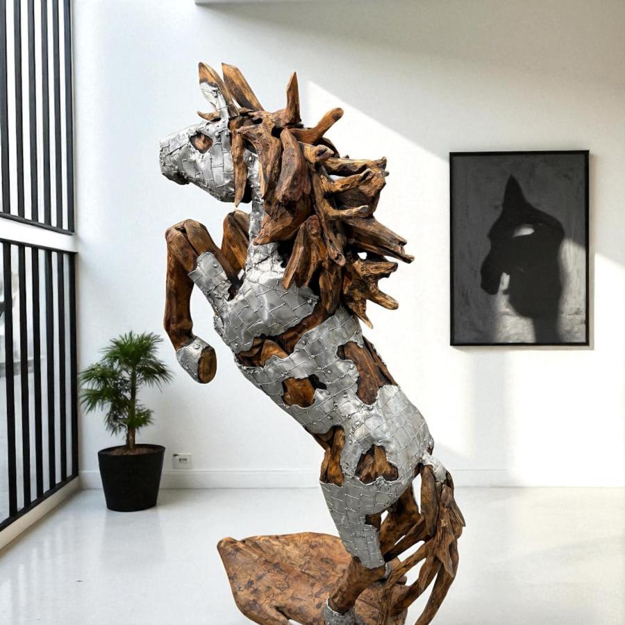 Skulptur steigenes Pferd aus Holz Lobby Hotel Eingangsbereich Dekoration