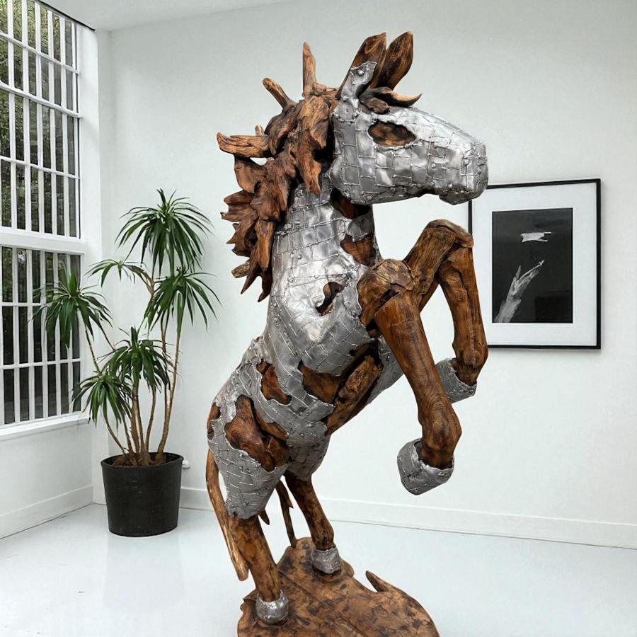 Skulptur steigenes Pferd aus Holz Lobby Hotel Eingangsbereich Dekoration