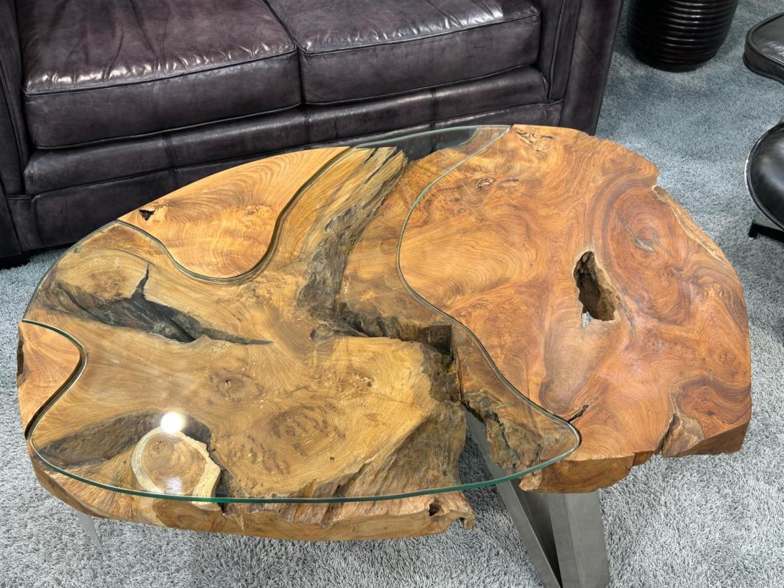 Sofatisch aus einem massiven Baumstamm