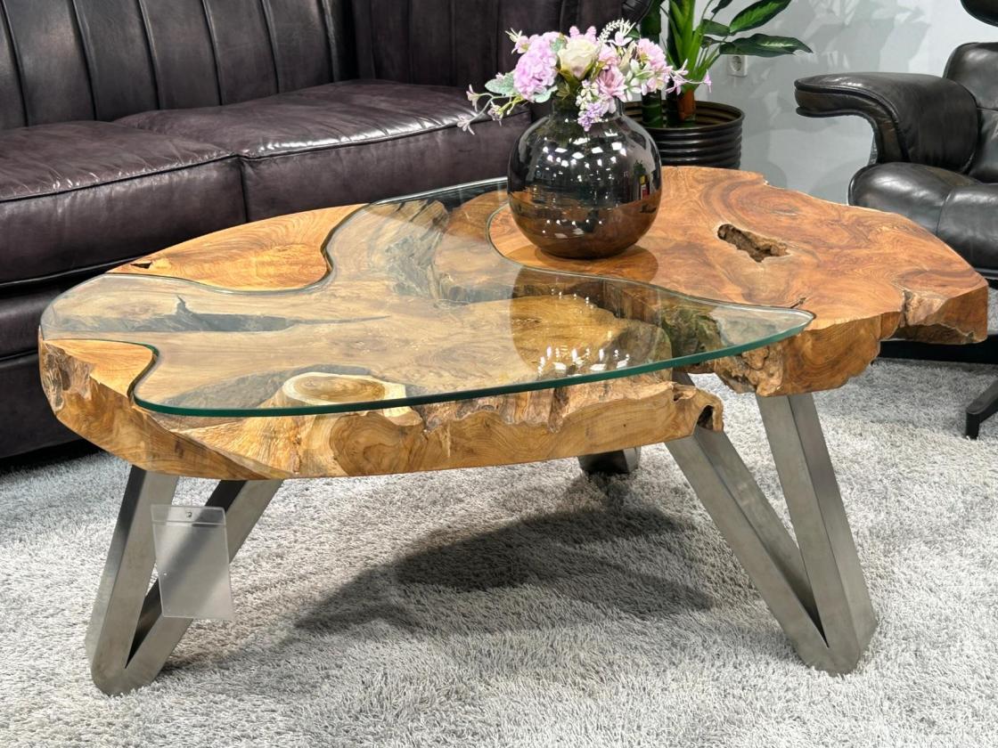 Sofatisch aus einem massiven Baumstamm