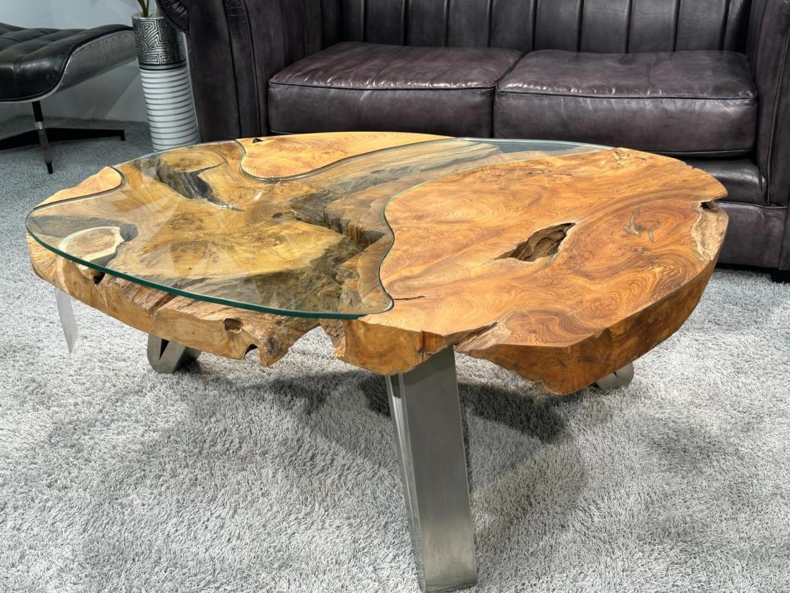 Sofatisch aus einem massiven Baumstamm