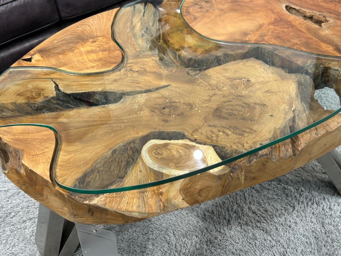 Sofatisch aus einem massiven Baumstamm