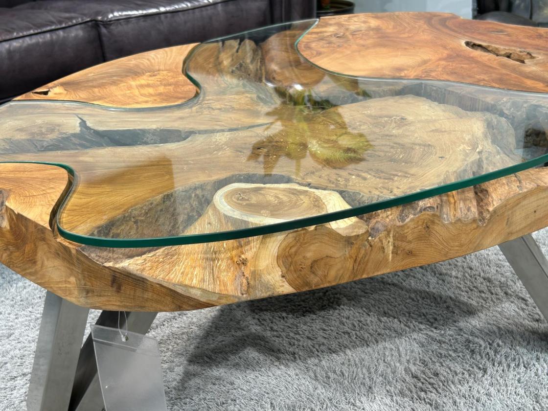 Sofatisch aus einem massiven Baumstamm