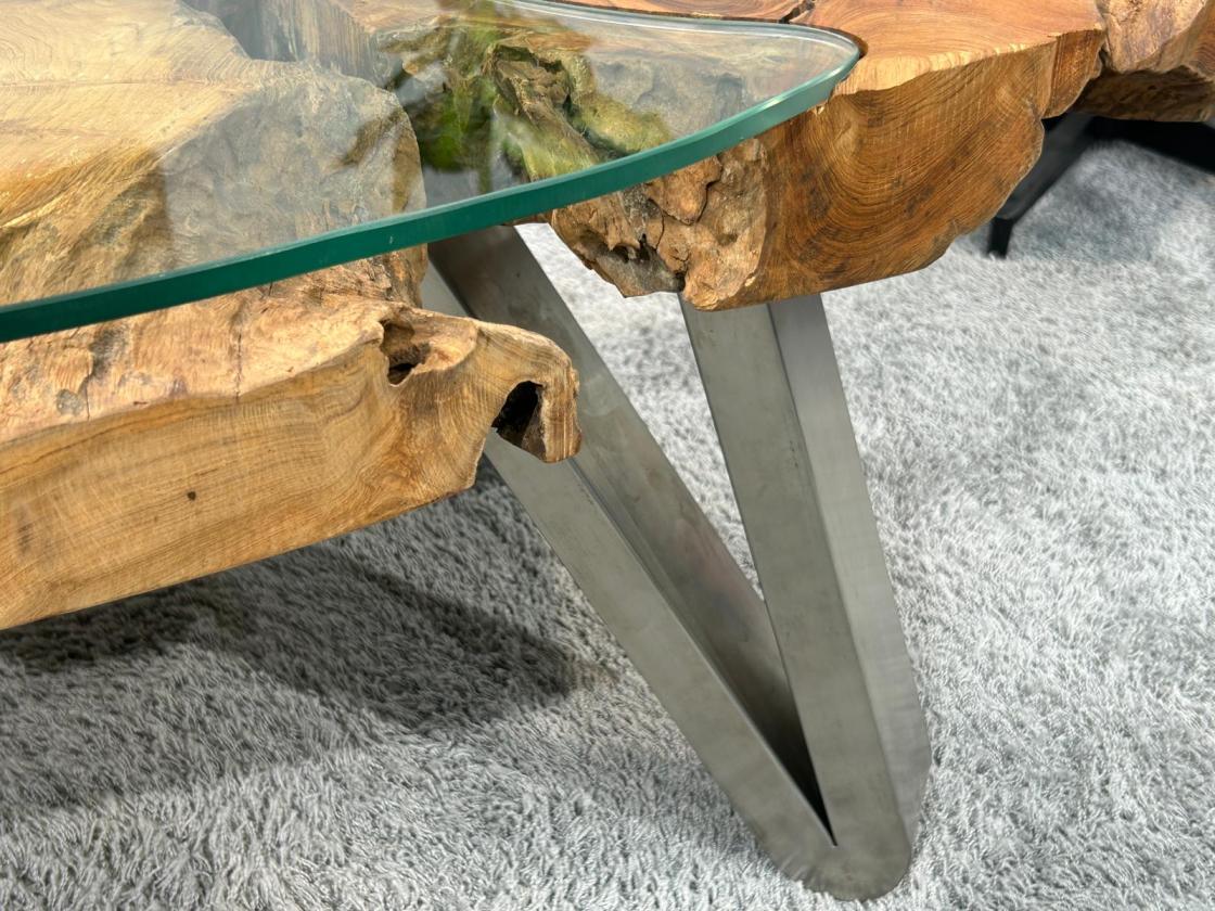 Sofatisch aus einem massiven Baumstamm