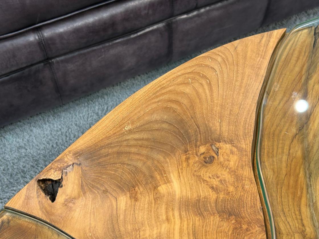 Sofatisch aus einem massiven Baumstamm