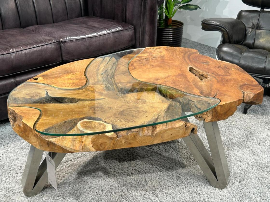 Sofatisch aus einem massiven Baumstamm