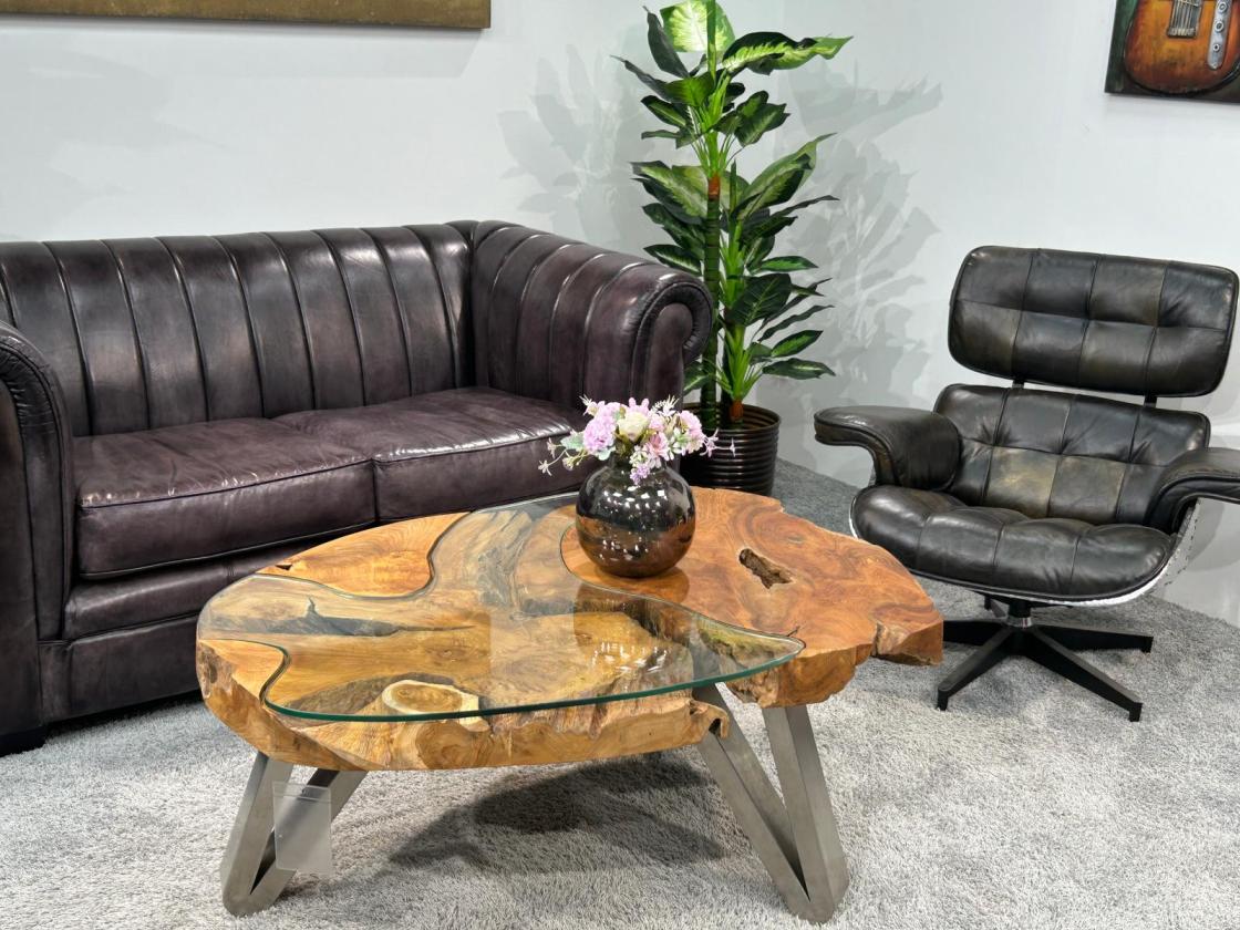 Sofatisch aus einem massiven Baumstamm