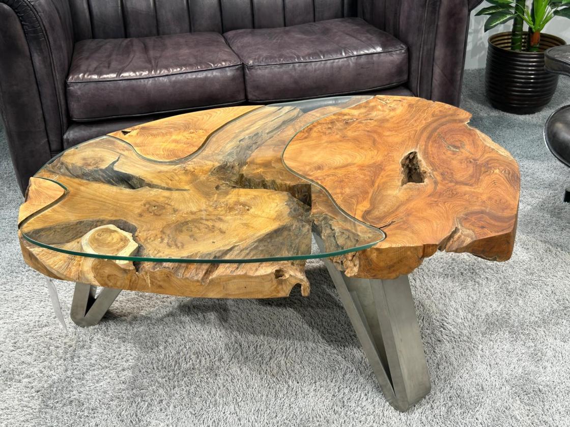 Sofatisch aus einem massiven Baumstamm