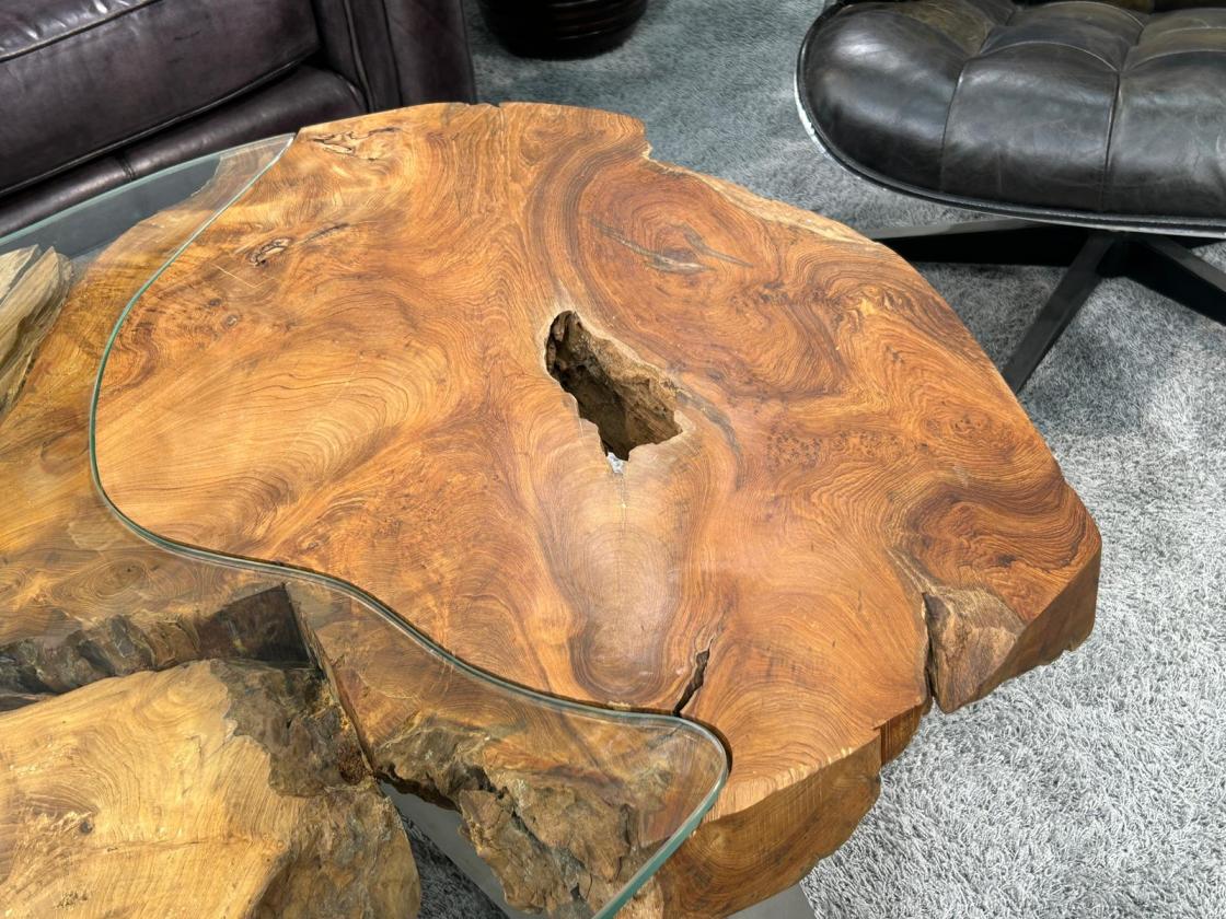 Sofatisch aus einem massiven Baumstamm