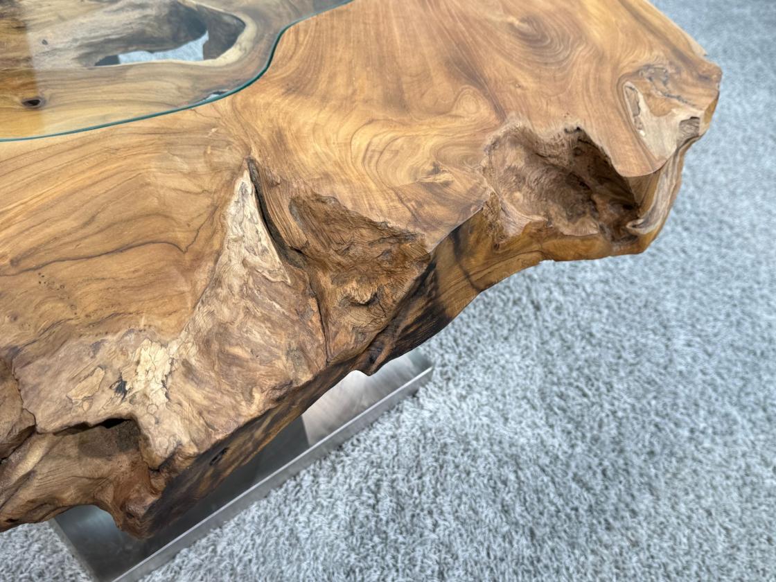 Einmaliger Couchtisch aus Baumscheiben mit Halbmondfuss