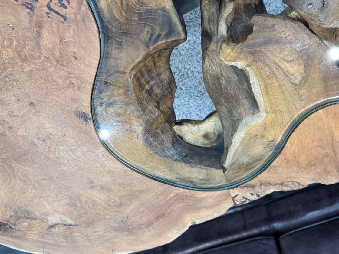 Einmaliger Couchtisch aus Baumscheiben mit Halbmondfuss