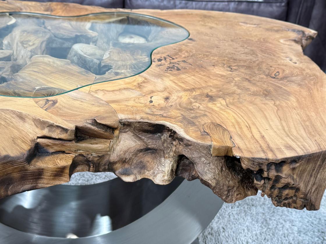Einmaliger Couchtisch aus Baumscheiben mit Halbmondfuss