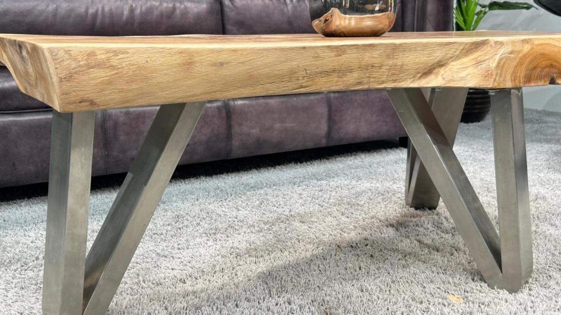 Runder Sofatisch aus Teakholz mit Glasplatte, Vase mit Blumen.