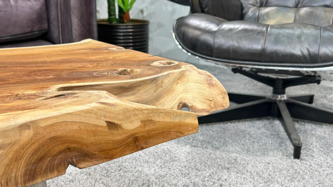 Teakholz-Sofatisch mit Metallbeinen und Glasdetails.