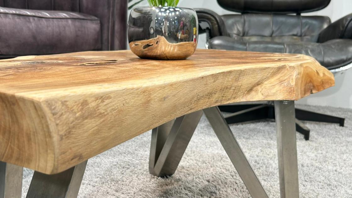 Ovaler Sofatisch aus Teakholz mit Glasoberfläche, 113x52x38 cm.