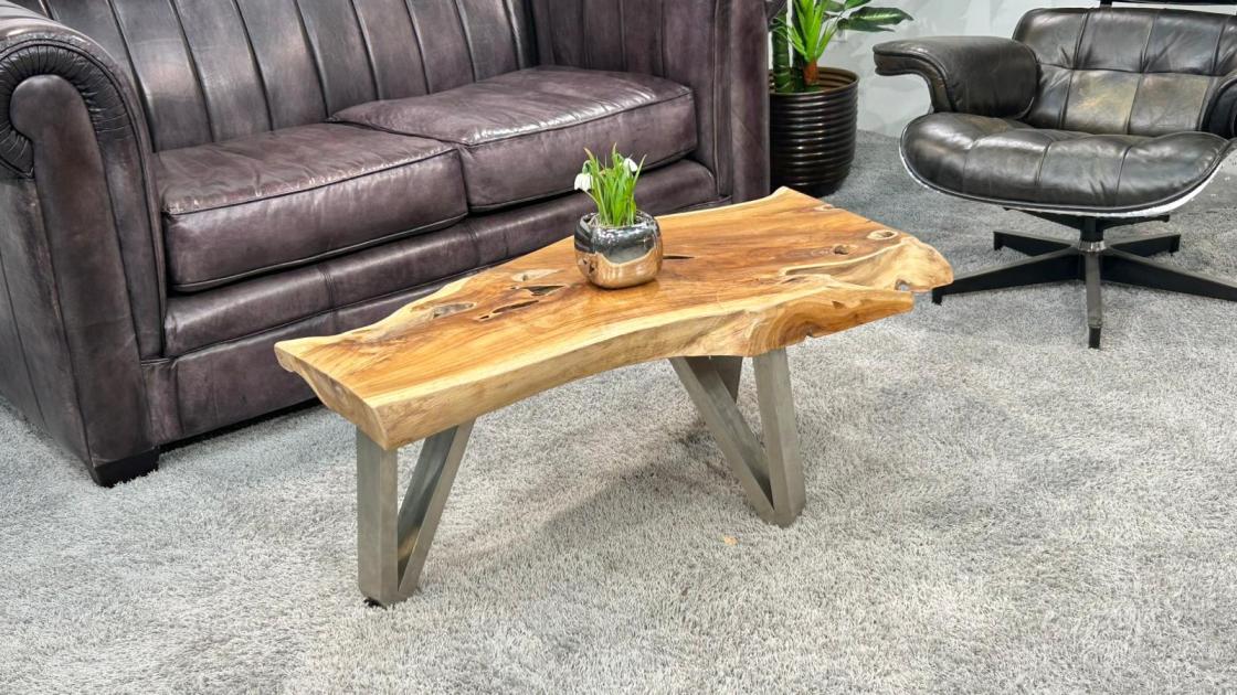 Ovaler Sofatisch aus Teakholz mit Glasplatte, ca. 113 x 52 x 38 cm.