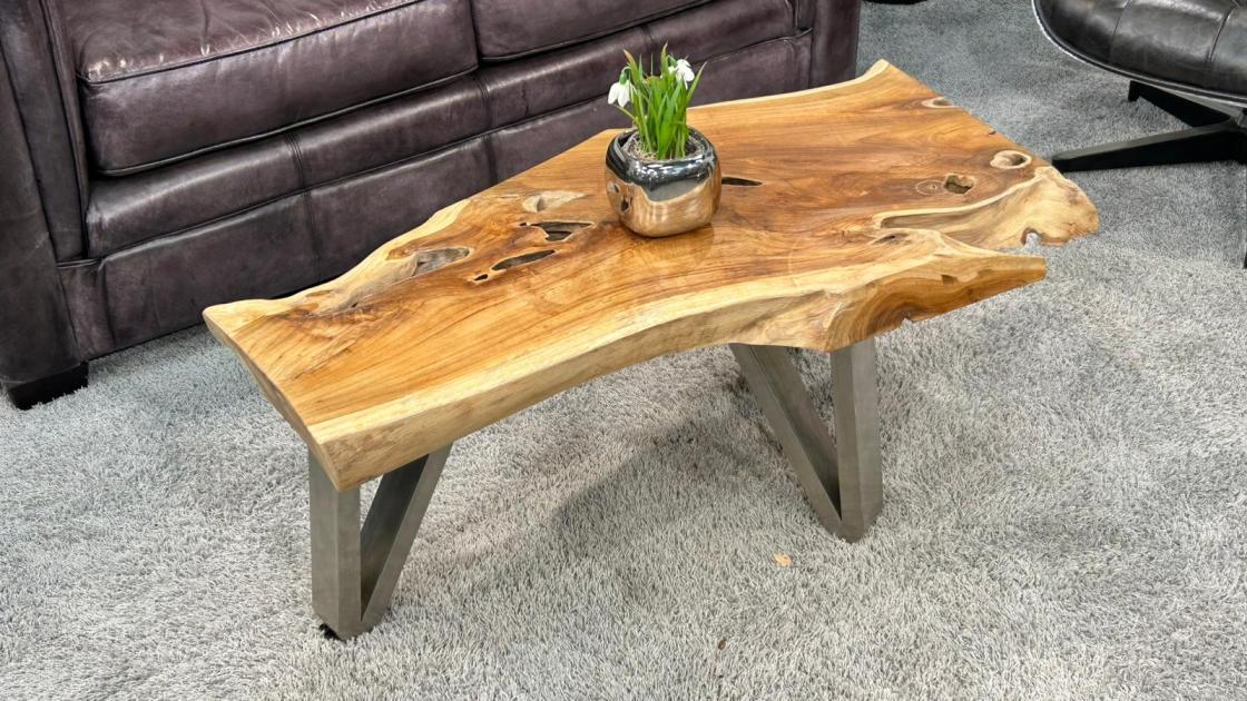 Detailansicht eines Teakholz-Sofatischs mit Metallbeinen.