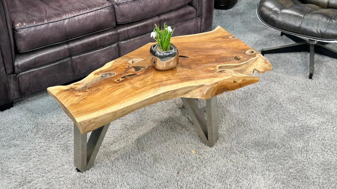 Sofatisch aus Teakholz, ca. 113x52x38 cm, mit Blumenvase.