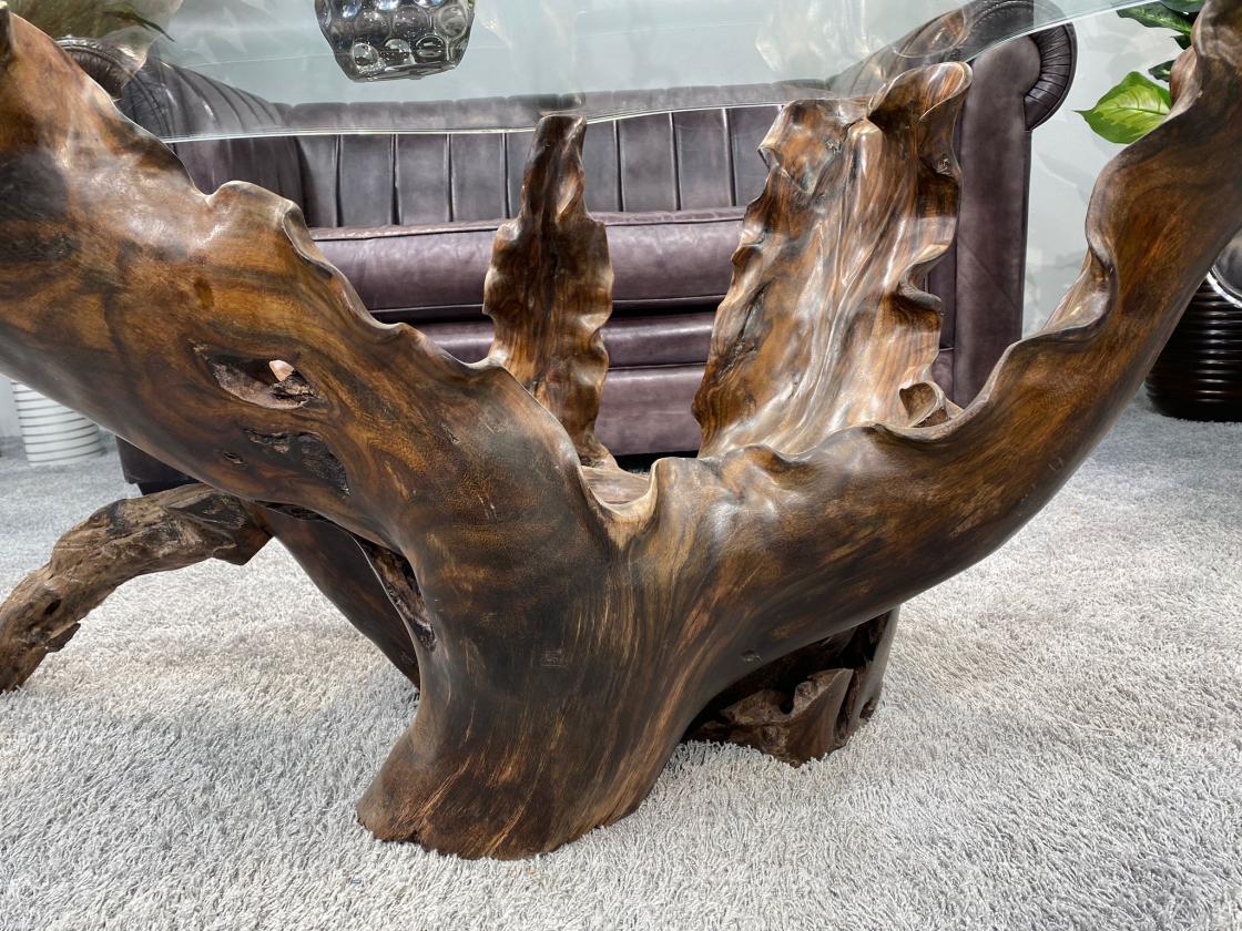 Massiver Couchtisch aus einem Baumstumpf