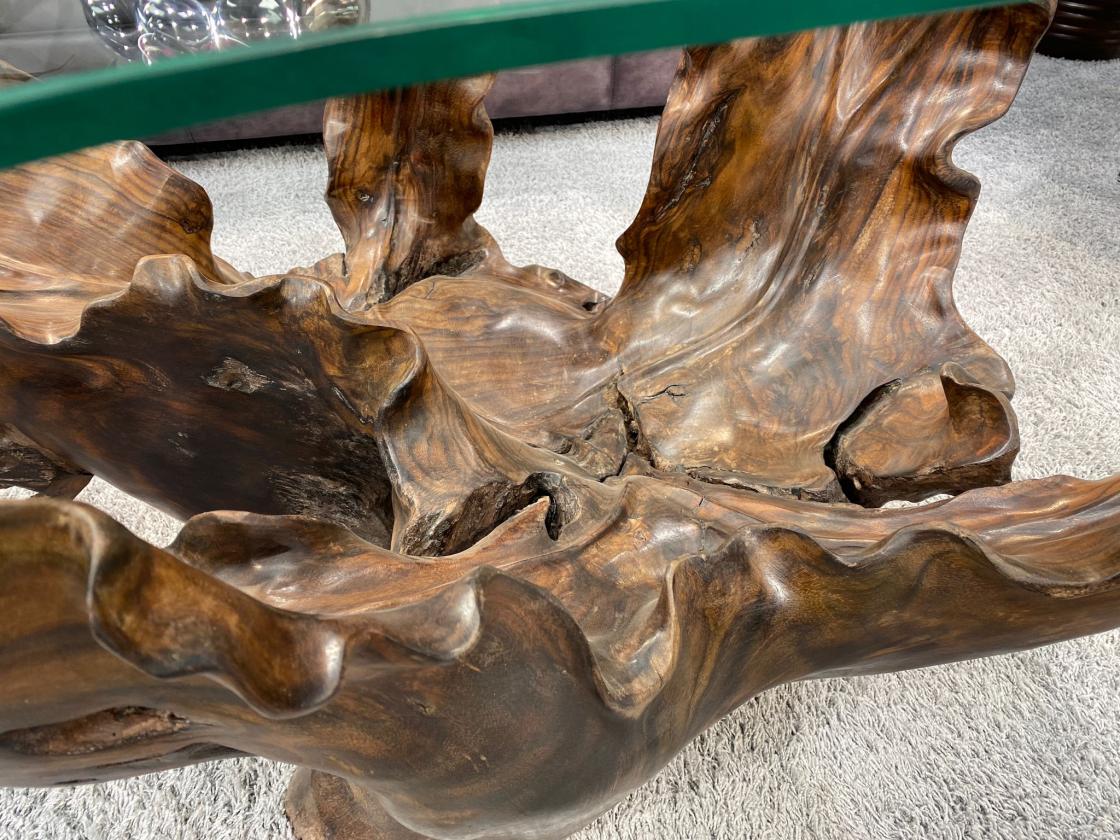 Massiver Couchtisch aus einem Baumstumpf