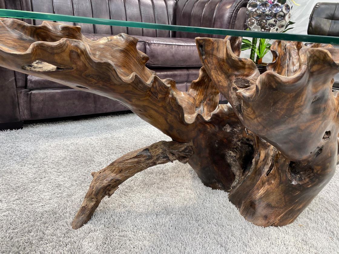 Massiver Couchtisch aus einem Baumstumpf