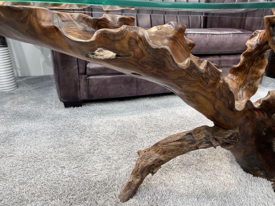 Massiver Couchtisch aus einem Baumstumpf