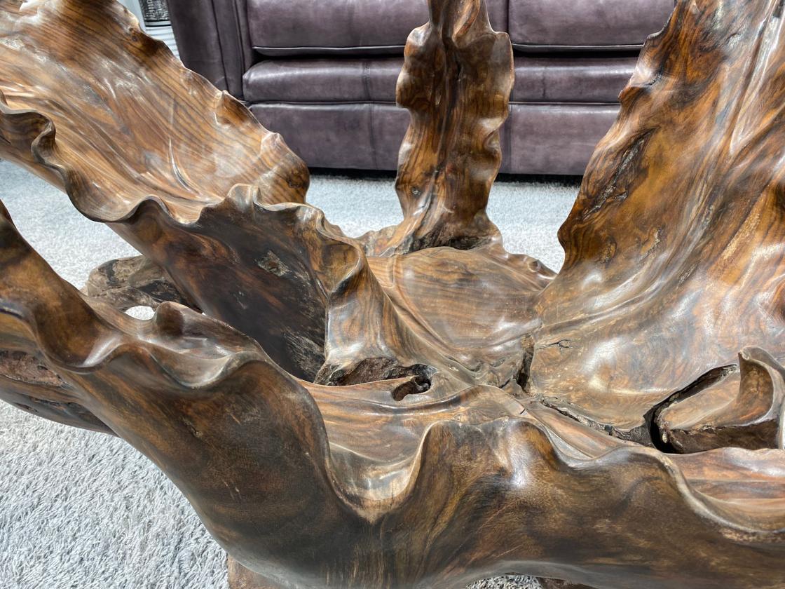 Massiver Couchtisch aus einem Baumstumpf