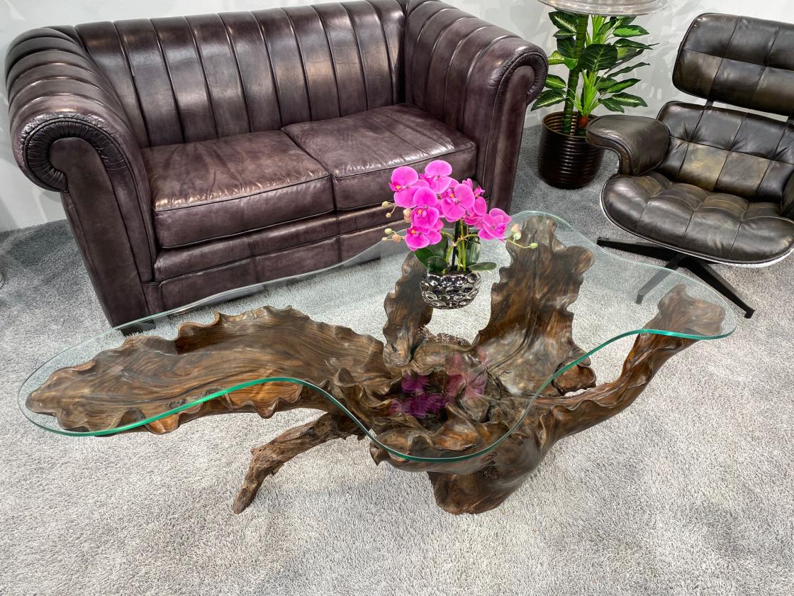 Massiver Couchtisch aus einem Baumstumpf