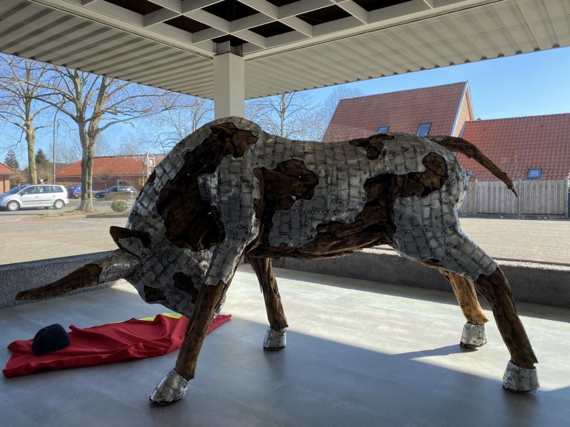 Stier-aus-Altolz-mit-Aluminium