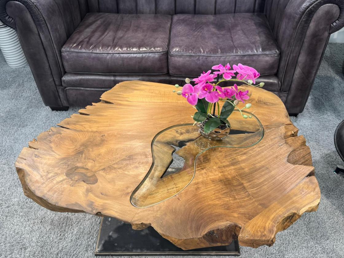 Coffee table made of solid wood with irregular shape, 106x75x48.5 cm.