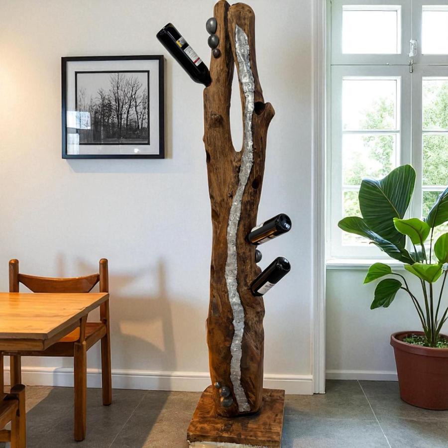 Weinhalter Baumstamm mit Metall Applikationen