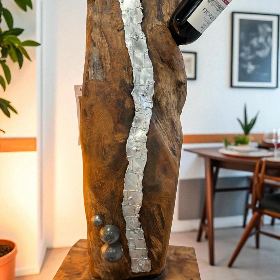 Weinhalter Baumstamm mit Metall Applikationen