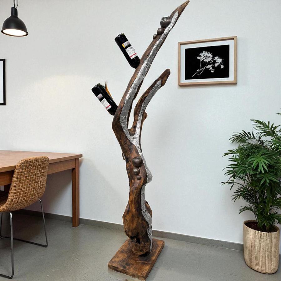 Weinhalter Baumstamm mit Metall Applikationen