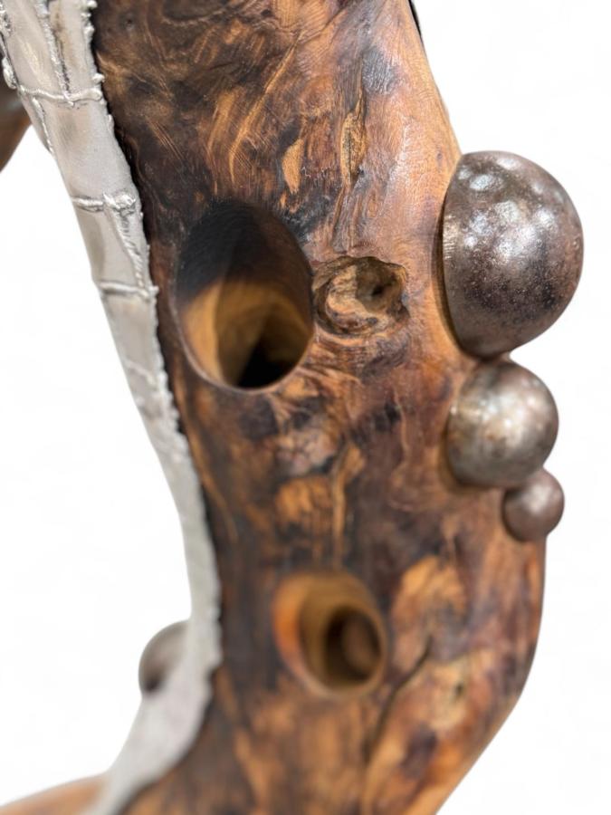 Weinhalter Baumstamm mit Metall Applikationen