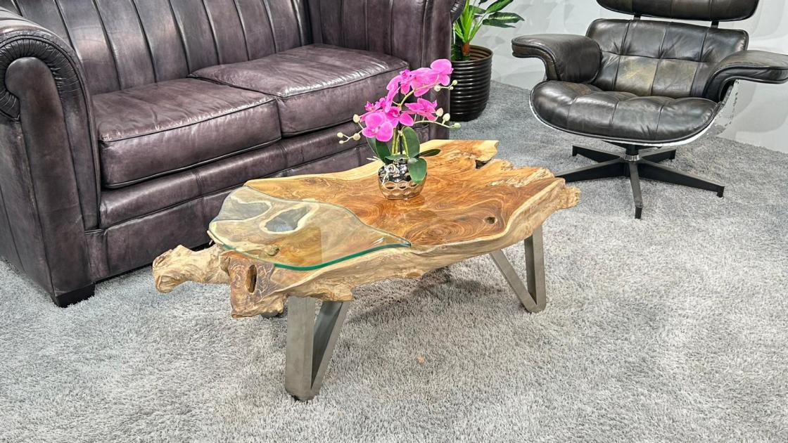 Runder Teakholz-Wohnzimmertisch mit Glasplatte, Vase oben.