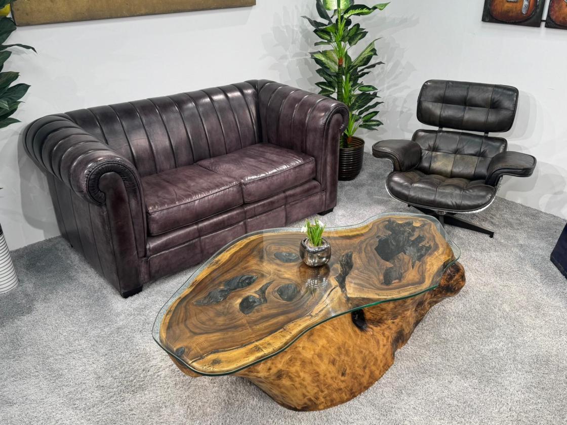 Wohnzimmertisch aus Suar-Holz mit Glasplatte, Detailansicht.